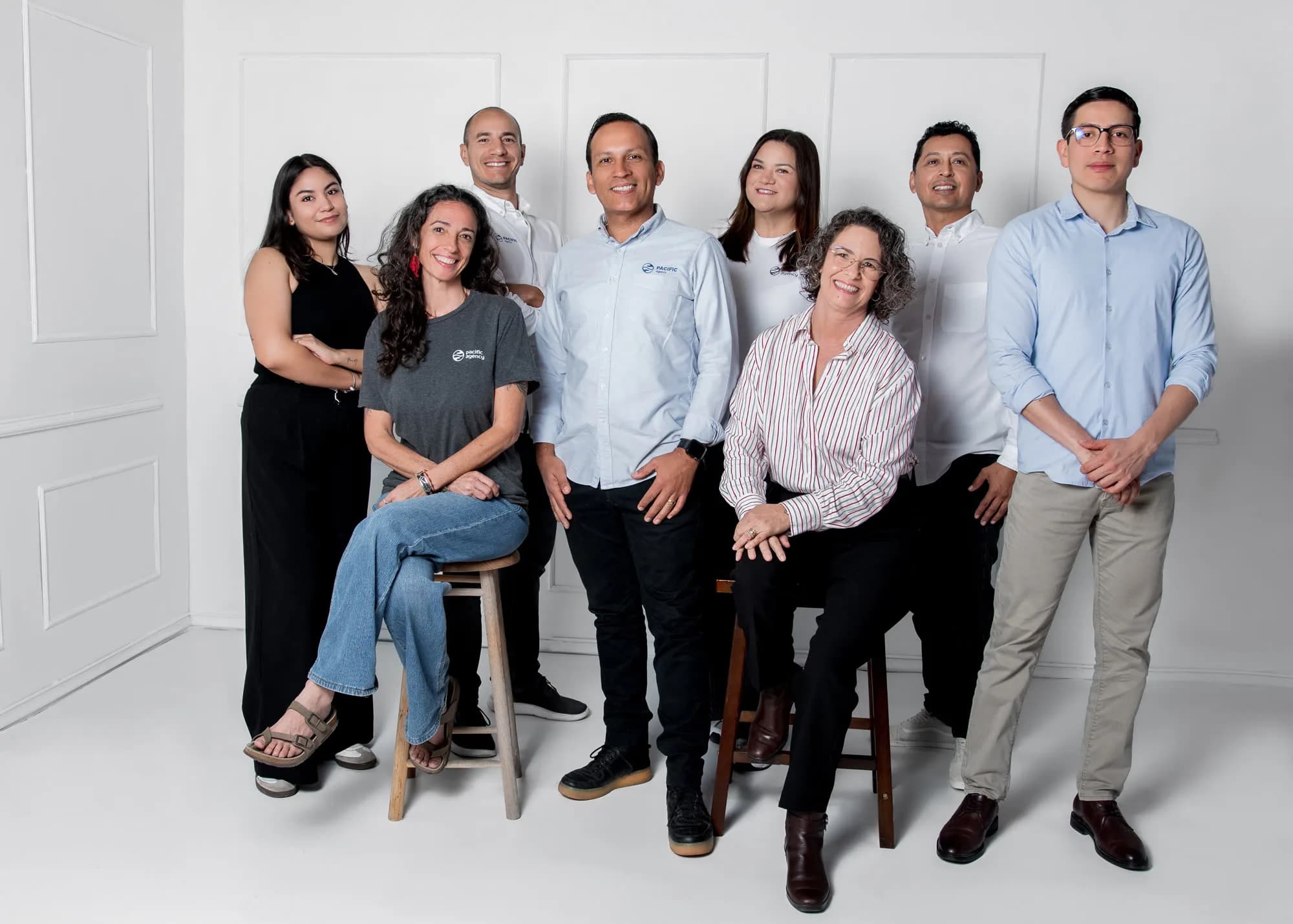El equipo de Pacific Agency en sesión de retrato de estudio