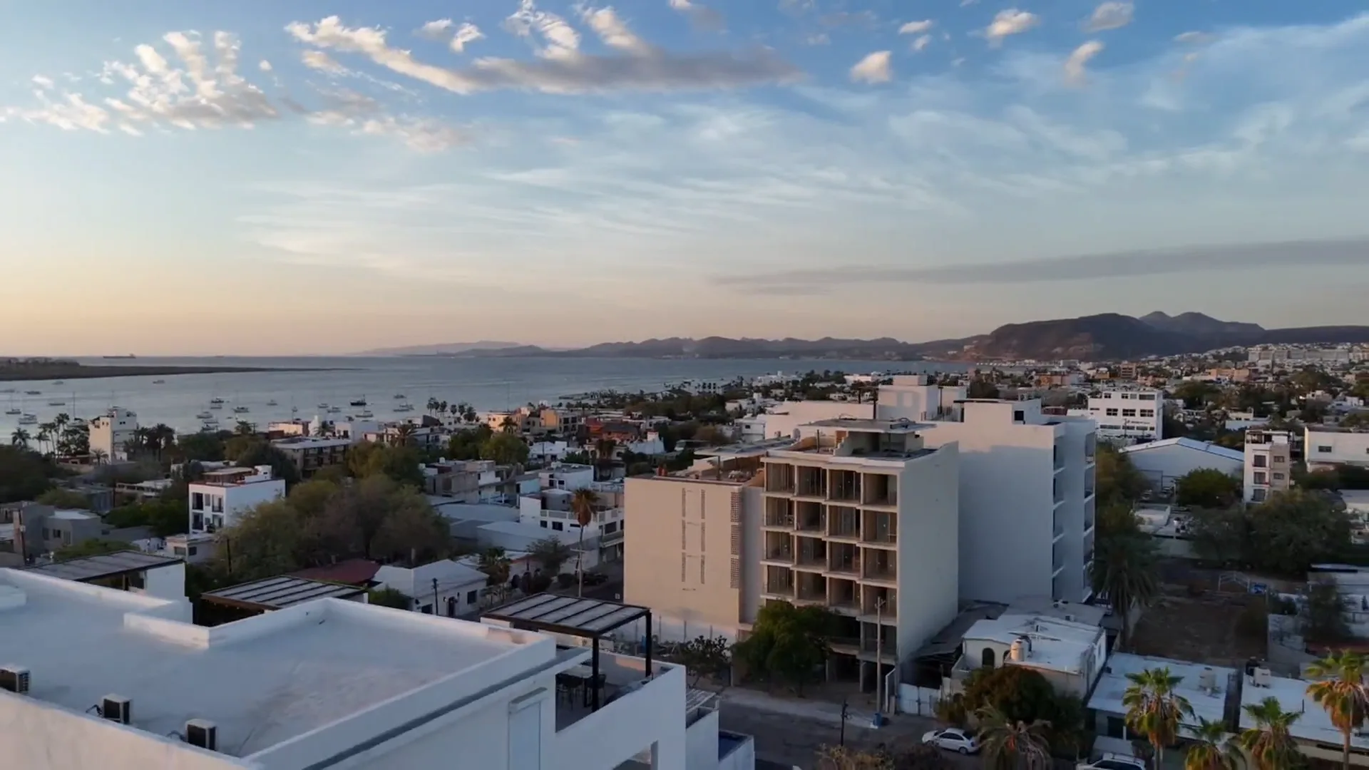 La Paz desde el aire: un edificio de departamentos sobre la bahía, hora dorada